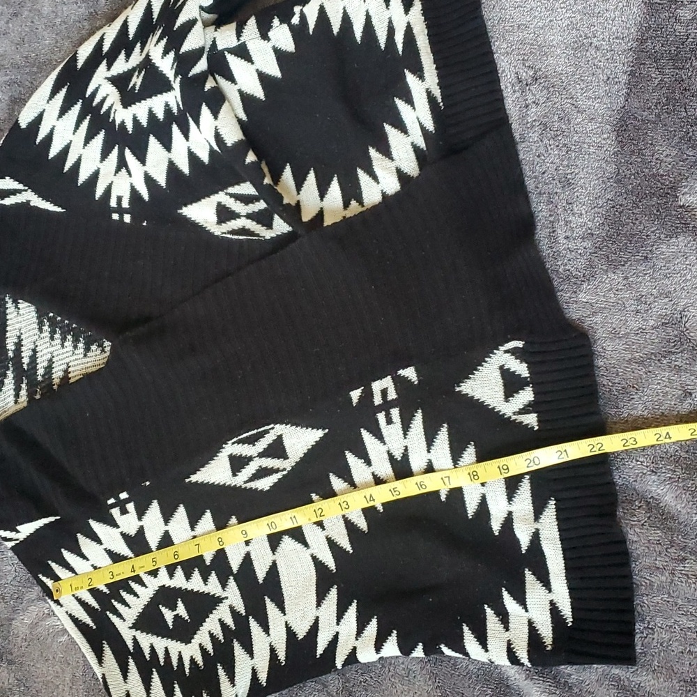 Short Aztec Print Cardigan - Picture 2 of 4